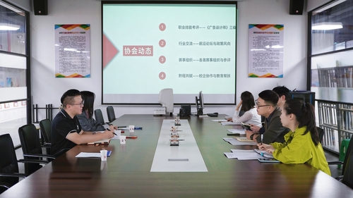贵阳信息科技学院座谈会 (1).jpg
